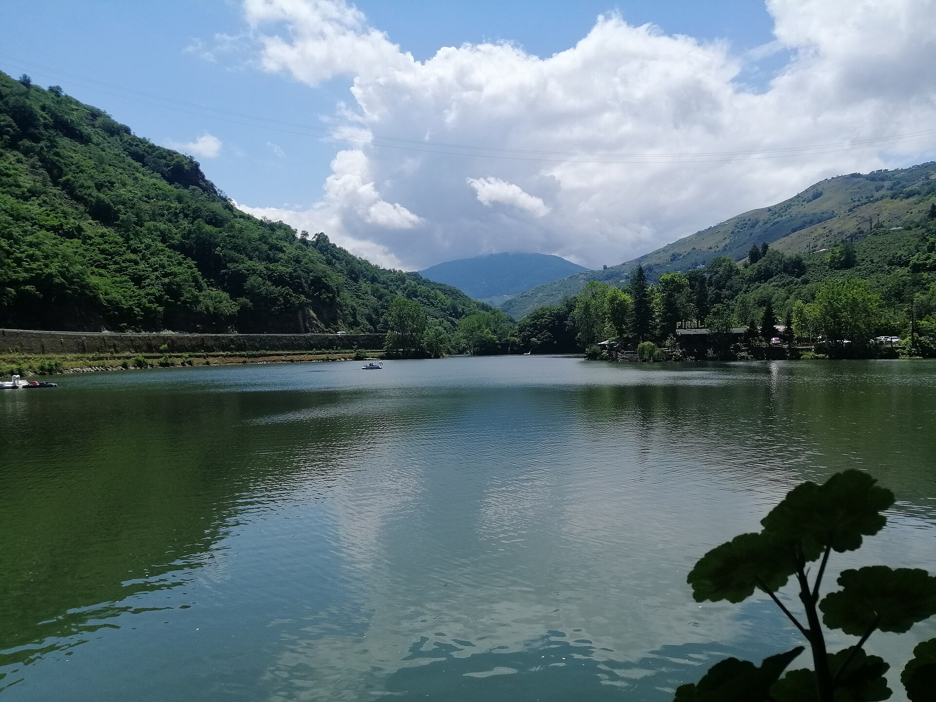 Sera Gölü kenarında sakin doğa molası