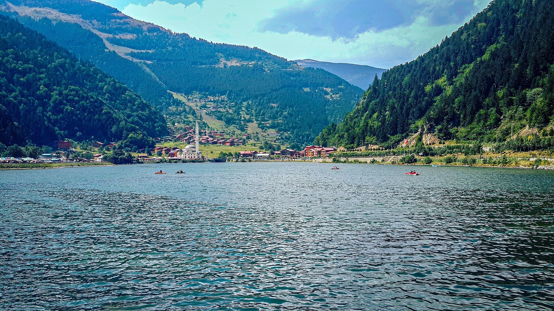 Uzungöl çevresinde göl ve dağ atmosferi